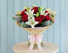 Букет цветов из:  Лилии и Розы в Кривошеино
