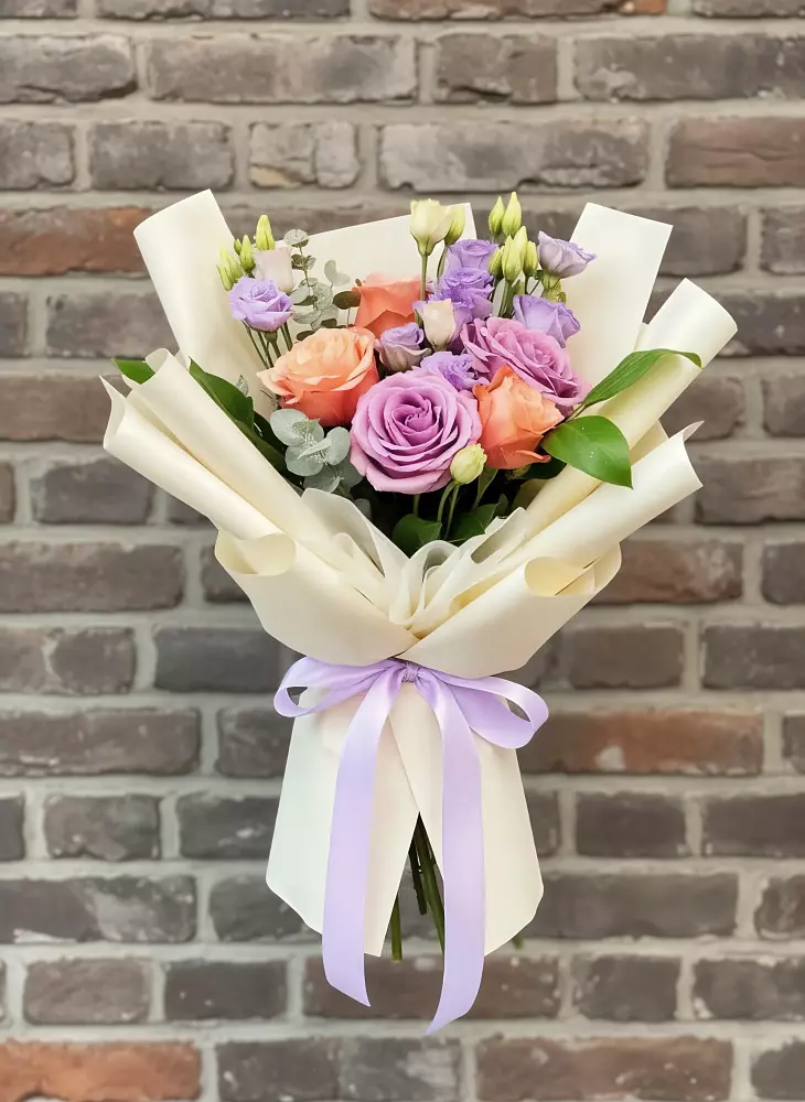 Букет цветов из: Лизиантусы и Розы в Кривошеино