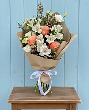 Букет цветов из:  Альстромерии, Лизиантусы, Розы и Хризантемы в Кривошеино