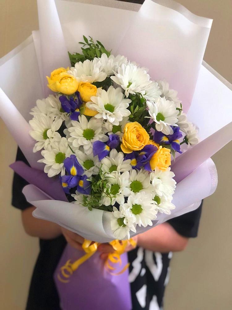 Букет цветов из: Ирисы, Хризантемы и Розы в Кривошеино