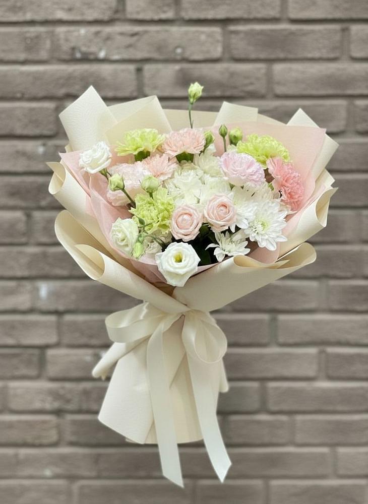 Букет цветов из: Гвоздики, Розы, Лизиантусы и Хризантемы в Кривошеино