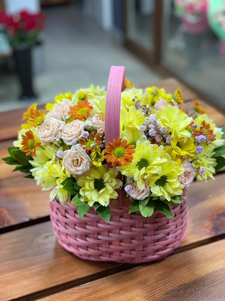 Цветочная композиция из Хризантемы и Розы в корзине в Кривошеино
