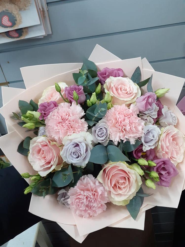 Букет цветов из: Розы, Гвоздики и Лизиантусы в Кривошеино